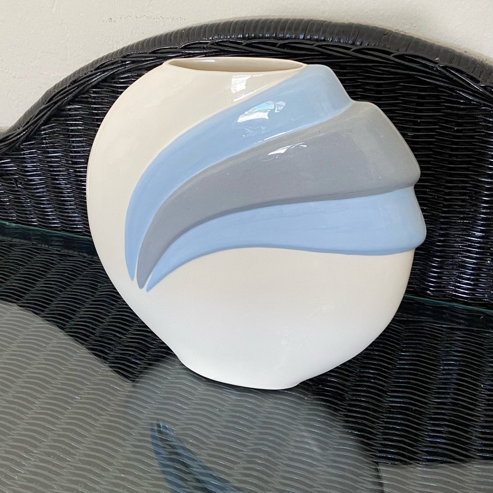Vintage 1980s Art Deco Style Cornflower Blue and Cream Flat Round Ceramic Vase - Picture 5 of 13